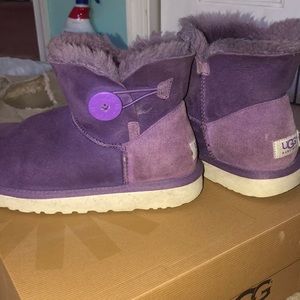 Short Bailey Button Uggs Size 8